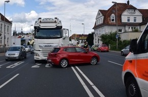 Polizeiinspektion Hameln-Pyrmont/Holzminden: POL-HM: Zeugen nach unklarem Unfallhergang gesucht