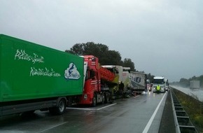 Polizeipräsidium Westpfalz: POL-PPWP: Nach Unfall mit vier Brummis Autobahn gesperrt
