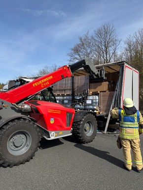 FW Helmstedt: Verkehrsunfall LKW, auslaufende Fl&uuml;ssigkeiten