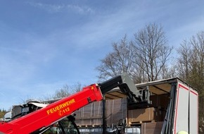 Feuerwehr Helmstedt: FW Helmstedt: Verkehrsunfall LKW, auslaufende Fl&uuml;ssigkeiten