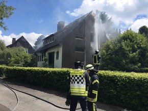 FW Mettmann: Einfamilienhaus in Mettmann nach Vollbrand unbewohnbar