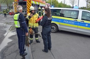 Polizei Mettmann: POL-ME: Weihnachtsbaum gerät in Brand - Mehrfamilienhaus unbewohnbar - Velbert - 2501018