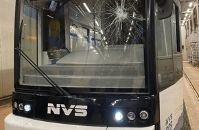 Polizeiinspektion Schwerin: POL-SN: Polizei sucht Zeugen nach Angriffen auf Fahrzeuge des Schweriner Nahverkehrs - Straßenbahnfahrer nach Steinwurf verletzt