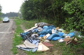 Polizeiinspektion Hameln-Pyrmont/Holzminden: POL-HOL: Wilde Müllkippe an der Landesstraße 549 - Gemarkung Neuhaus Rtg. Boffzen: Bauschutt und Hausmüll entsorgt - Kein Hinweis auf Unweltschädiger -