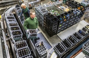 Brauerei C. & A. VELTINS GmbH & Co. KG: Blick hinter die Kulissen der Veltins-Sortieranlage / Von Smartphone bis Schl&uuml;sselbund: Wo Leergut Ordnung findet und &Uuml;berraschungen auftauchen