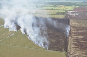 Polizeiinspektion Nienburg / Schaumburg: POL-NI: 170 Feuerwehrkräfte beim Brand einer industriell genutzten Moorfläche im Einsatz -Bild im Download-