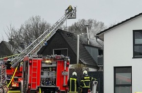 Feuerwehr Witten: FW Witten: Dachstuhlbrand in Buchholz