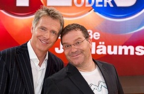 ZDF: Ein unverkennbarer Plopp, zwei beliebte Moderatoren und drei begeisterte Prominente/ Jörg Pilawa und Elton präsentieren "1, 2 oder 3 - Die große Jubiläumsshow" im ZDF (BILD)