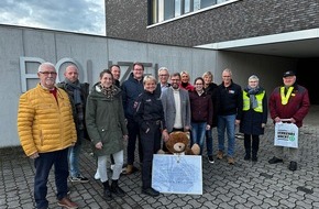 Polizeiinspektion Emsland/Grafschaft Bentheim: POL-EL: Emsland/Grafschaft Bentheim - Spendenübergabe aus dem Erlös des Benefizkonzerts mit dem Niedersächsischen Polizeiorchester und Susan Albers sowie dem Schulorchester der Friedensschule