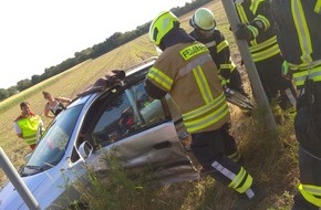 Freiwillige Feuerwehr Bedburg-Hau: FW-KLE: Verkehrsunfall mit drei Verletzten / Fahrerin muss von der Feuerwehr befreit werden