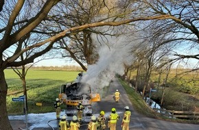 Kreisfeuerwehr Oldenburg: FW-OLL: Brennender L&ouml;ffelbagger - schneller L&ouml;scheinsatz der Feuerwehr