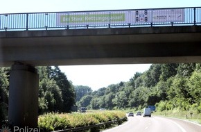 Polizeipräsidium Westpfalz: POL-PPWP: Rettungsgasse - Freie Durchfahrt für Einsatzkräfte
Blaulicht und Martinshorn - was muss ich tun?