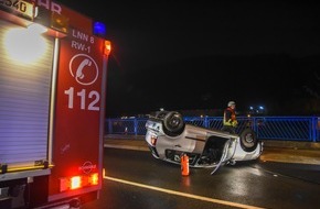 Feuerwehr Lennestadt: FW-OE: PKW landet auf dem Dach - 3 Verletze