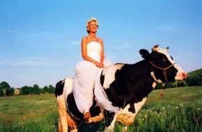 Jahreszeiten Verlag, FÜR SIE: TV-Star Eva Habermann: An die 100 Parfums im Badezimmer