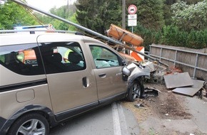 Polizei Rheinisch-Bergischer Kreis: POL-RBK: Wermelskirchen - Pkw prallt gegen Ampel - Zwei Personen schwer verletzt