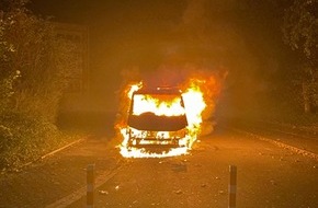 Polizei Mettmann: POL-ME: Zwei weitere Fahrzeugbrände: Die Polizei ermittelt und bittet um Zeugenhinweise - Ratingen - 2310088