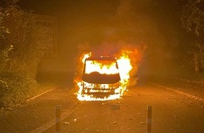 Polizei Mettmann: POL-ME: Zwei weitere Fahrzeugbrände: Die Polizei ermittelt und bittet um Zeugenhinweise - Ratingen - 2310088