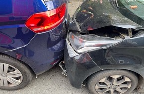 Polizei Mettmann: POL-ME: Auffahrunfall: Drei Leichtverletzte und hoher Sachschaden - 2510085