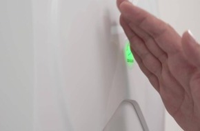 Weltpremiere in Sachen Hygiene: Berührungsloser Automat händigt erstmals Feuchttücher aus - /