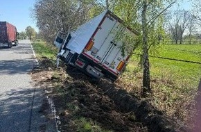 Polizeiinspektion Diepholz: POL-DH: Barver, alleinbeteiligter Verkehrsunfall mit Sattelzug (siehe Bild) - Wagenfeld, Verkehrsunfall mit zwei beteiligten Fahrzeugen