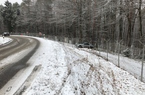 Polizeipräsidium Westpfalz: POL-PPWP: Unfall: Mit Sommerreifen auf schneeglatter Straße unterwegs