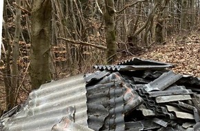 Polizeipräsidium Mittelhessen - Pressestelle Marburg-Biedenkopf: POL-MR: Eternitplatten am Waldweg + Eingreifenden Zeugen mit Pfefferspray attackiert + Scheibe an Ford beschädigt + Betrüger ergaunern Wertsachen - Zeugensuche