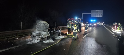 POL-STD: VW-Golf gerät auf der Autobahn in Brand - Fahrer verschwindet von der Brandstelle