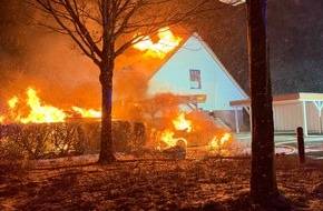 Kreisfeuerwehr Rotenburg (W&uuml;mme): FW-ROW: Carportbrand greift auf Wohnhaus &uuml;ber - Rund 80 Kr&auml;fte im Einsatz