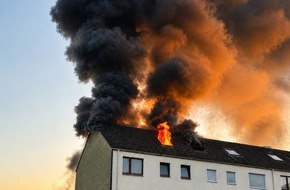Freiwillige Feuerwehr Lehrte: FW Lehrte: Dachgeschossbrand in Mehrfamilienhaus - Feuerwehr rettet zwei Personen