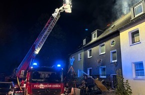 Feuerwehr Essen: FW-E: Dachstuhlbrand nach Feuer im Hinterhof - Drei Einsatzkr&auml;fte verletzt