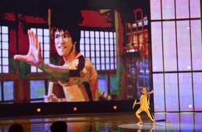 SAT.1: Bruce Lee reloaded! Ein 5-jähriger Japaner kämpft in der SAT.1-Show "Superkids" synchron zu seinem Idol