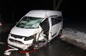 Polizei Minden-L&uuml;bbecke: POL-MI: Alkoholisierter Autofahrer kracht gegen Baum