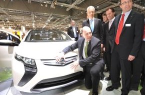 Opel Automobile GmbH: Verkehrsminister informiert sich über elektrischen Opel Ampera