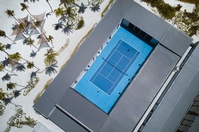 Tennis im Paradies: Wimbledon-Siegerin Marketa Vondroušová spielt mit Gästen des The Ritz-Carlton Maldives Tennis