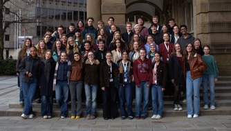 Bildung & Begabung gemeinn&uuml;tzige GmbH: Mehrsprachig zum Sieg: Jakob Alisch, Marius K&uuml;mmel, Julia Makrynioti, Emilia M&ouml;nnich, Elisabeth Skudaev und Karoline von Schuler belegen einen ersten Platz beim Bundeswettbewerb Fremdsprachen