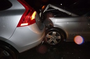 Kreispolizeibehörde Herford: POL-HF: Verkehrsunfall -  Mercedes fährt ungebremst auf