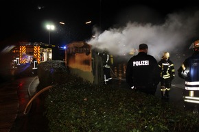 FW-WRN: Feuer_1 - Altkleidercontainer brennt