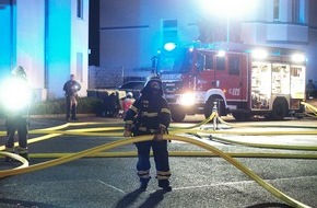 Feuerwehr Iserlohn: FW-MK: Ausgedehnter Wohnungsbrand / Ein ausgedehnter Wohnungsbrand im Iserlohner Zentrum breitet sich zu einem Dachstuhlbrand aus