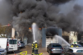 FW Porta Westfalica: 10.03.2026 - Gro&szlig;brand einer KFZ-Werkstatt in Porta Westfalica Barkhausen
