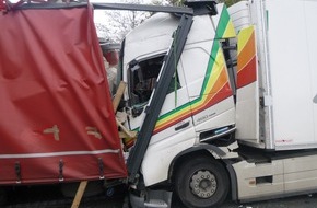 Feuerwehr Oberhausen: FW-OB: Verkehrsunfall mit vier beteiligten Lkw auf der A 3 in Oberhausen