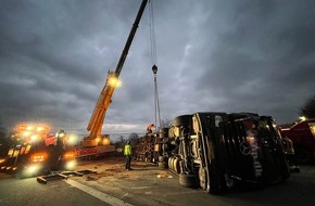 Polizei Bielefeld: POL-BI: Lkw kippt auf der A2 um - Vollsperrung