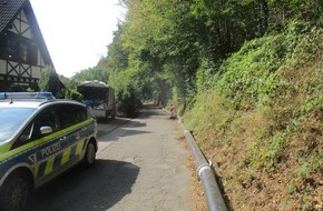 Polizei Rheinisch-Bergischer Kreis: POL-RBK: Leichlingen - Zeugen nach Unfallflucht mit Umweltschaden in Wietsche gesucht