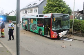 Polizei Rheinisch-Bergischer Kreis: POL-RBK: Leichlingen - Linienbus kommt von der Fahrbahn ab und verursacht hohen Sachschaden