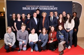 MDR Mitteldeutscher Rundfunk: MDR und SPIEGEL TV: Wie aus jungen Männern Mörder wurden – Schülerinnen und Schüler im Dialog über Verantwortung und Erinnerung mit der Bundeskanzlerin a.D.