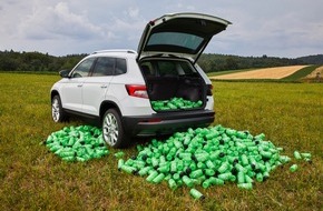 Skoda Auto Deutschland GmbH: Tour de France-Härtetest: SKODA KAROQ mit VarioFlex-Rückbank bietet Platz für bis zu 1.000 Trinkflaschen