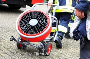 Feuerwehr Essen: FW-E: Feuer in Produktionshalle in Essen-Kupferdreh, Isoliermaterial brennt im Deckenbereich