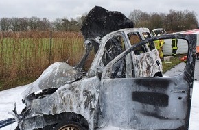 Feuerwehr Dorsten: FW-Dorsten: +++ Frontalzusammenstoß zwischen PKW und Kleintransporter. 1 Person an der Unfallstelle verstorben +++