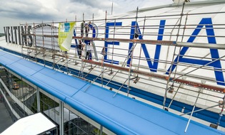 Brauerei C. & A. VELTINS GmbH & Co. KG: Neue Strahlkraft: Schriftzug der Veltins-Arena mit LED-Technik spart künftig 60% Strom