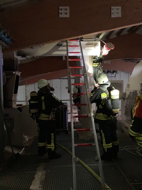 FW-EN: Zwei Jugendliche stürzen Steilhang herunter und Brand in einer Lagerhalle - Gleichzeitig zwei Einsätze für die Hattinger Feuerwehr