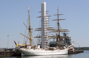 Presse- und Informationszentrum Marine: Auffälige Silhouette an der Tirpitzmole - Verhüllte "Gorch Fock" im ungewöhnlichen Gewand
